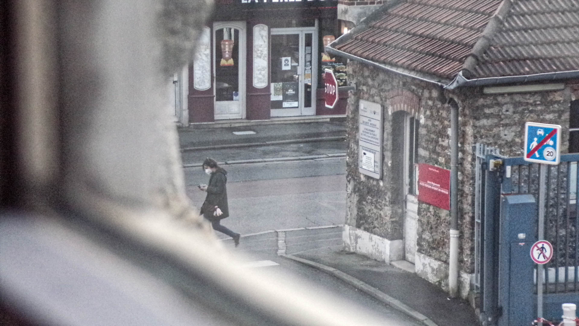 « Derrière mon masque, moi je souris, ce qui n’est pas vraiment le cas des gens que je croise… »